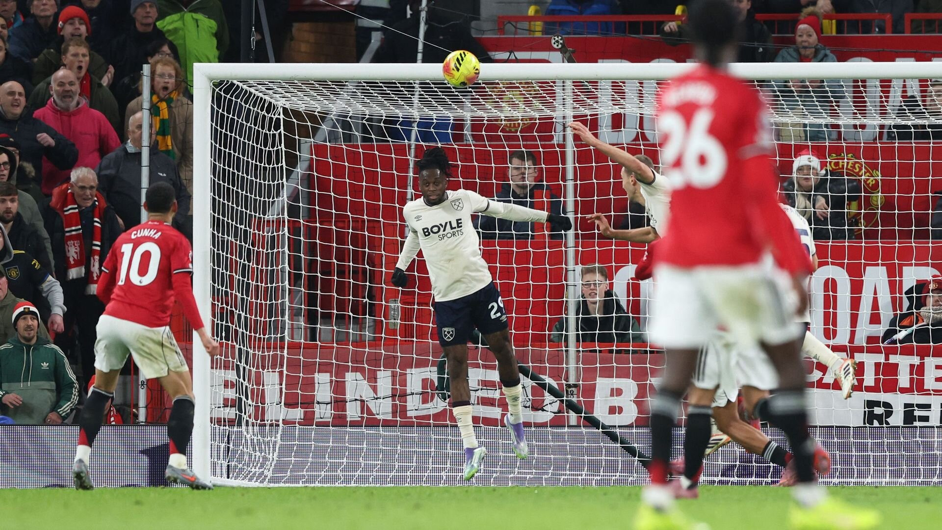 resources_premierleague_pulselive_com 2025 12 04T202956Z_239979464_UP1ELC41KXV2B_RTRMADP_3_SOCCER ENGLAND MUN WHU (2).jpg