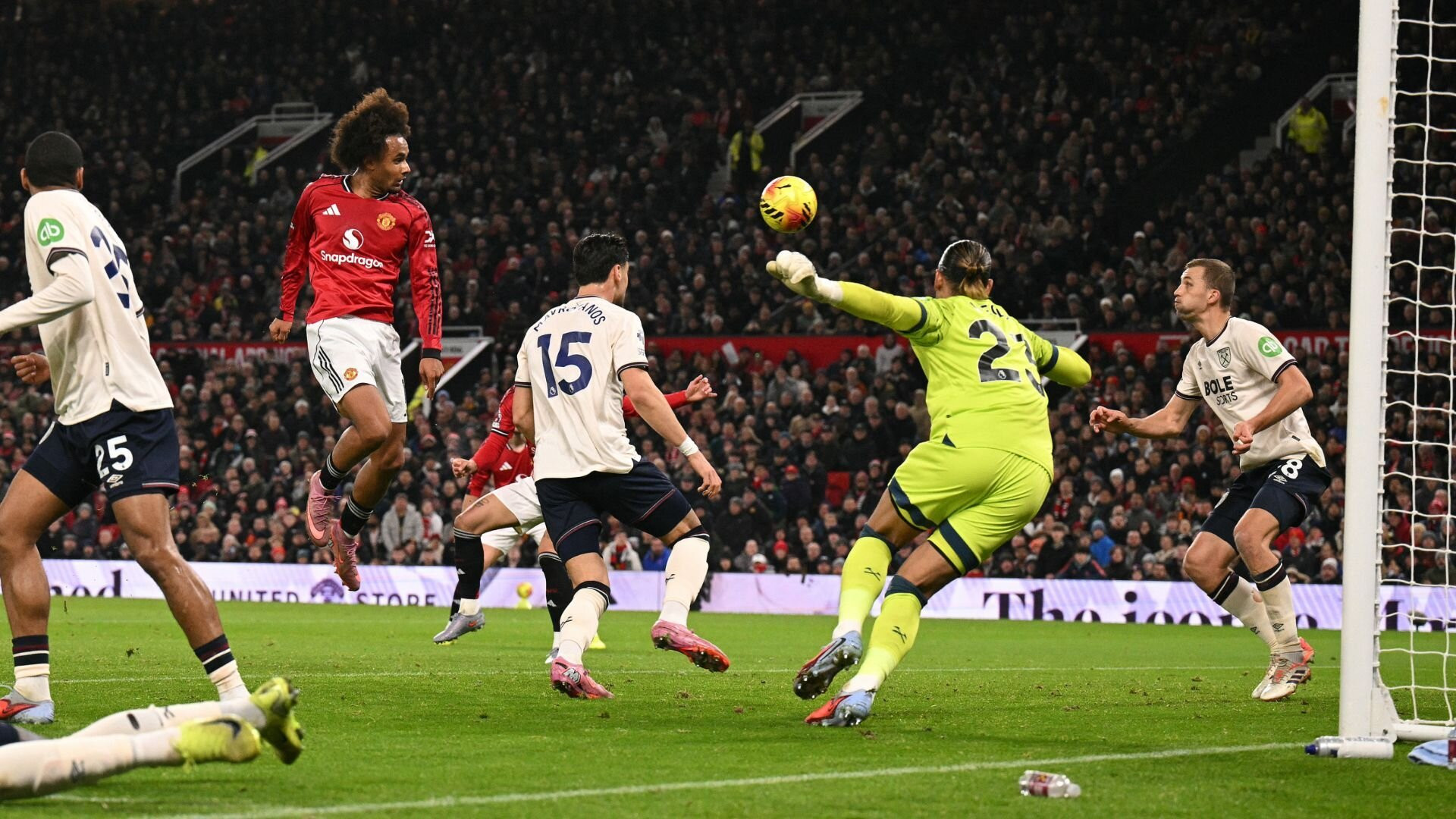 resources_premierleague_pulselive_com 2025 12 04T202956Z_239979464_UP1ELC41KXV2B_RTRMADP_3_SOCCER ENGLAND MUN WHU.jpg