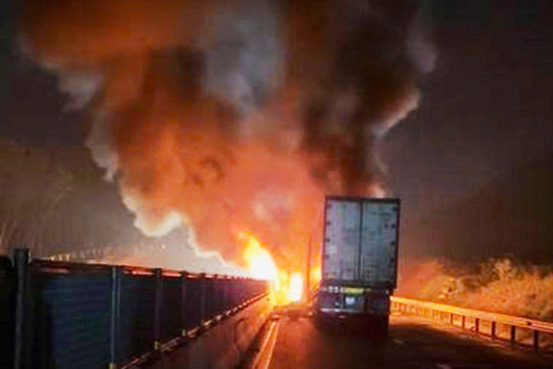 Bản tin chiều 6/12: Ba ô tô bốc cháy dữ dội sau cú tông liên hoàn trên cao tốc