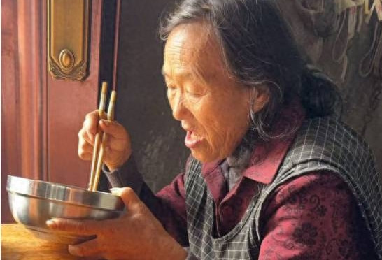 Bà lão thất lạc 50 năm tìm thấy người thân chỉ sau 2 giờ nhờ cộng đồng mạng