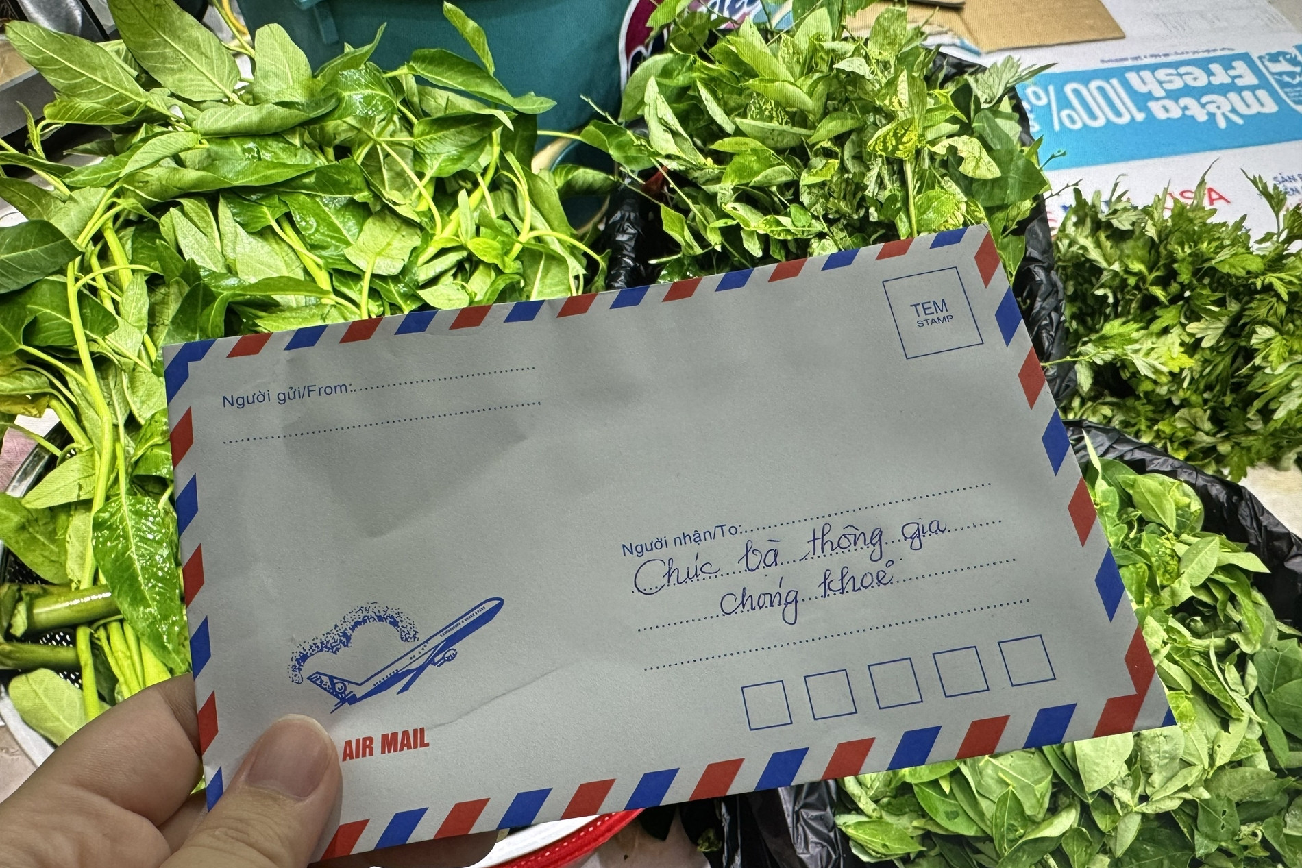 Đi 500km thăm thông gia gặp nạn, vợ chồng nghèo gửi quà khiến cả nhà xúc động