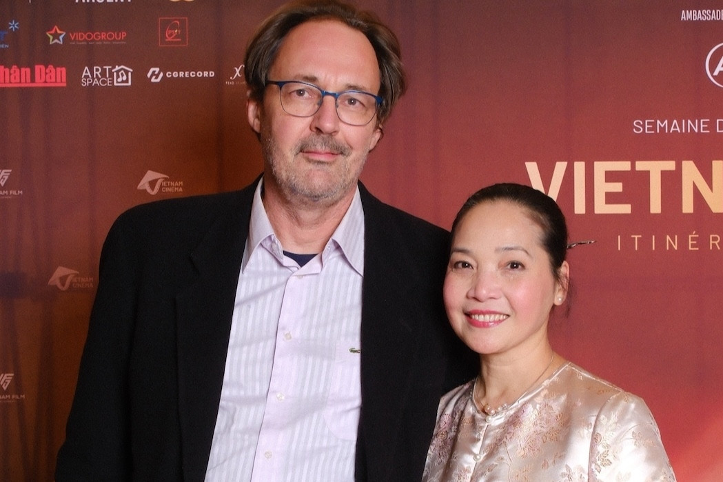 Diễn viên Lê Vi hiếm hoi xuất hiện cùng chồng Pháp, đạo diễn 'Mưa đỏ' hơn cả vui