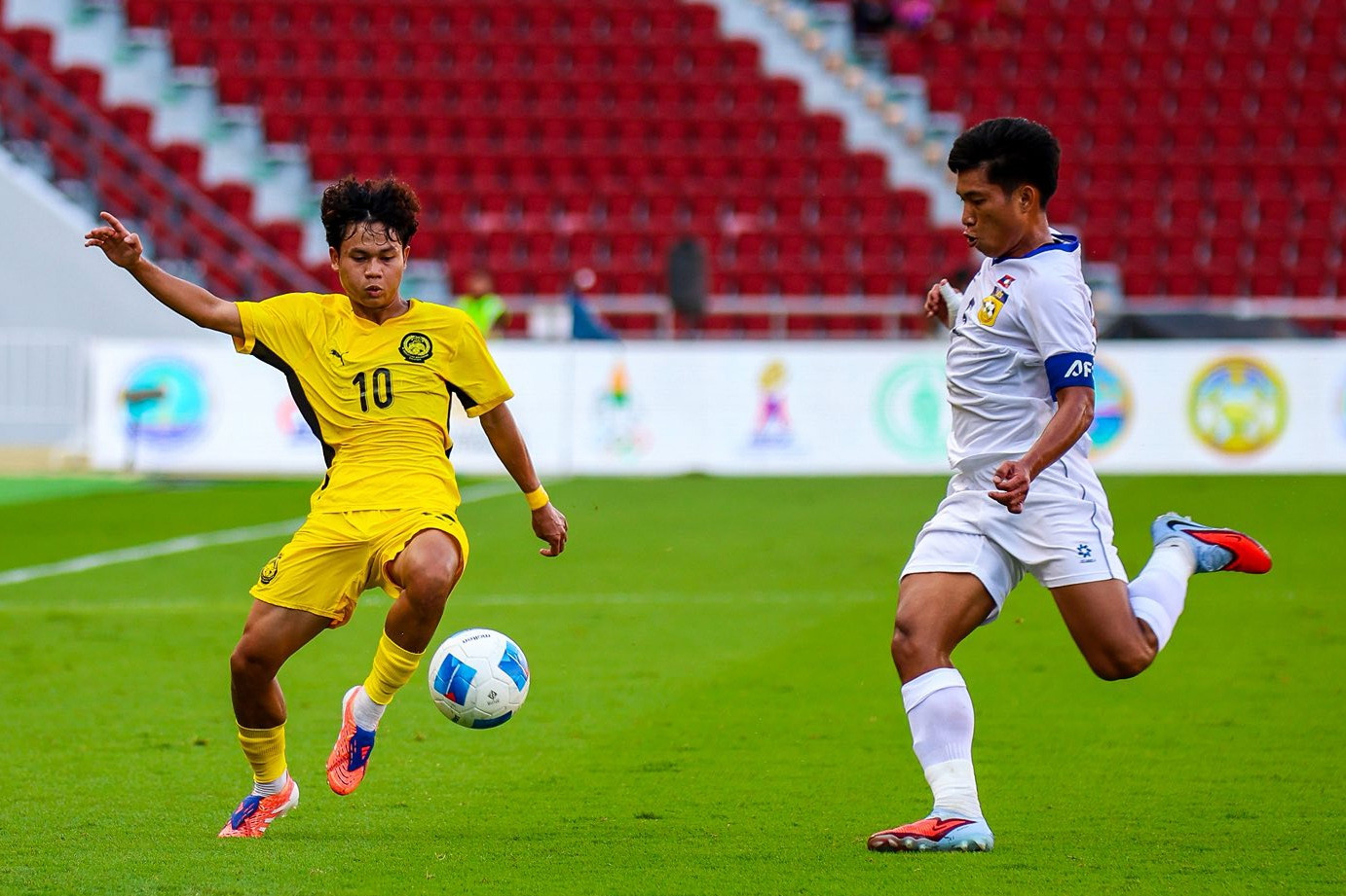 Đội trưởng U22 Lào gãy chân như Xuân Son ở Thái Lan