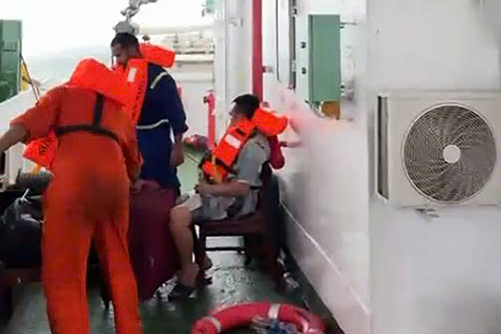 Giải cứu khẩn cấp 13 thuyền viên Việt Nam trên tàu hàng nghiêng ở vùng biển Malaysia