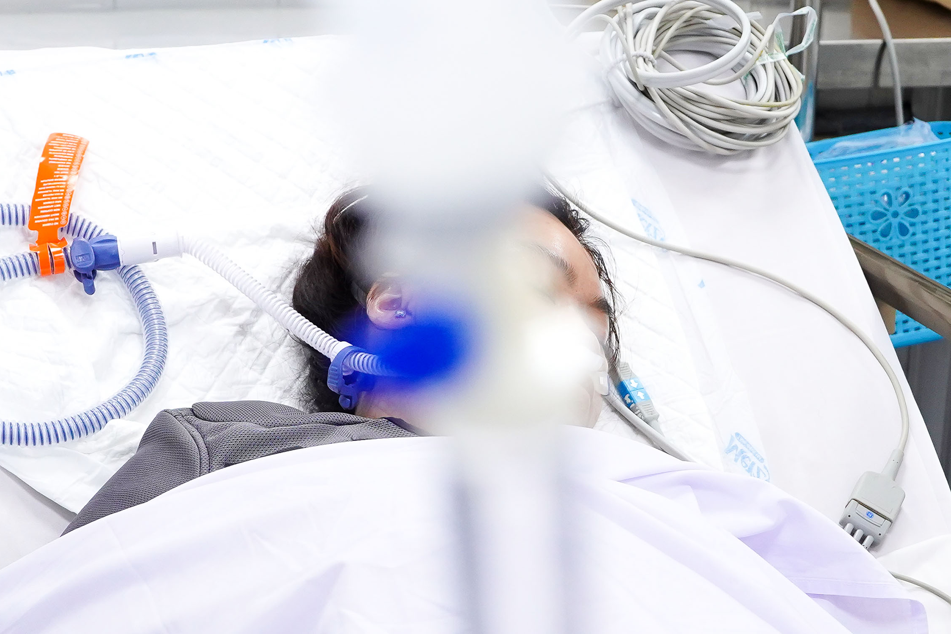 Hành động giúp cô gái nhảy khỏi tòa nhà 4 tầng bốc cháy thoát chấn thương đầu