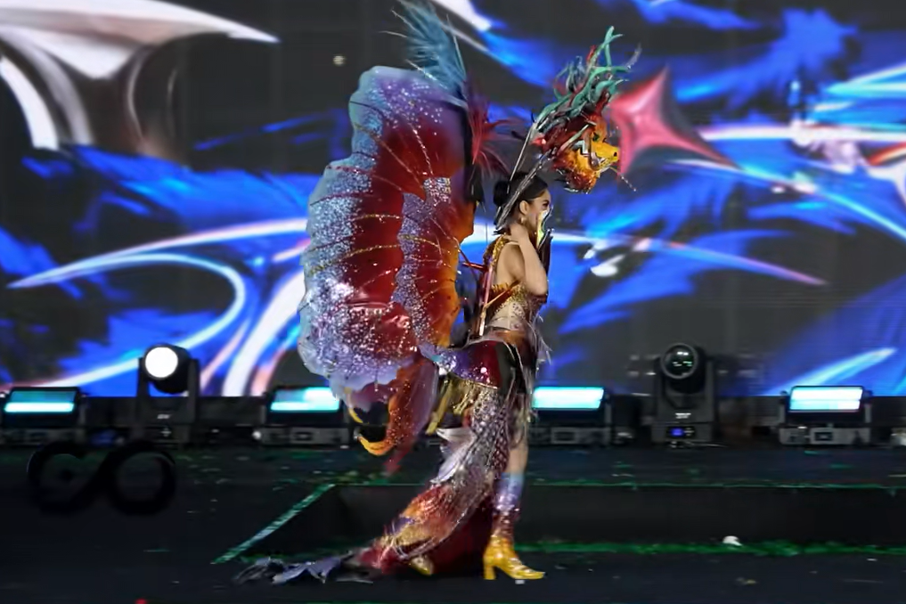 Hoa hậu Phương Linh loạng choạng diễn với trang phục cồng kềnh