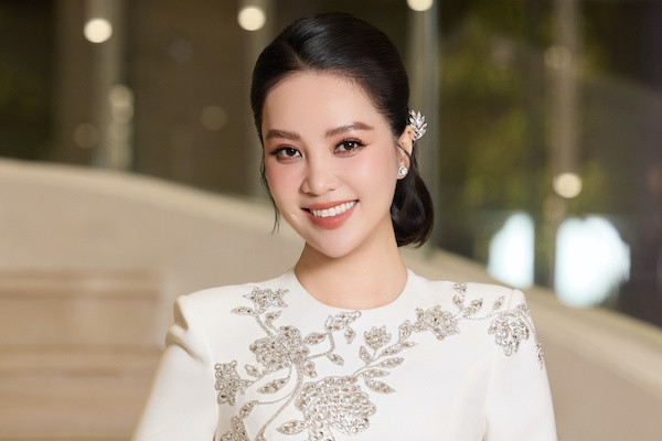 MC Thụy Vân VTV thon gọn, rạng rỡ tái xuất sau 3 tháng sinh con