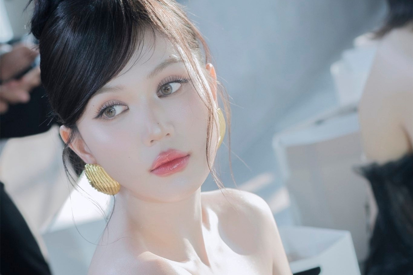 Ngọc Trinh da trắng nõn, Trọng Tấn 'kết đôi' với NSƯT Lan Anh