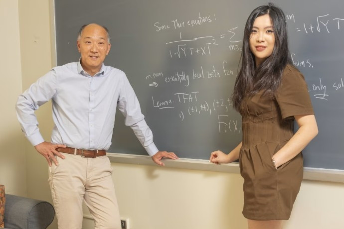 Ngôi sao toán bỏ làm giáo sư đại học, về đầu quân cho học trò 24 tuổi