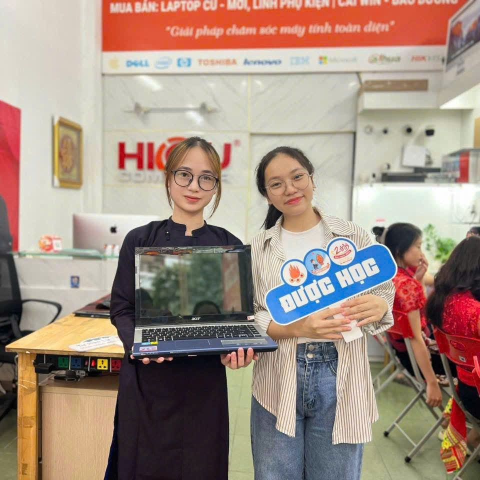 Những chiếc laptop cũ đã được trao đến tay những sinh viên nghèo - Ảnh: NVCC