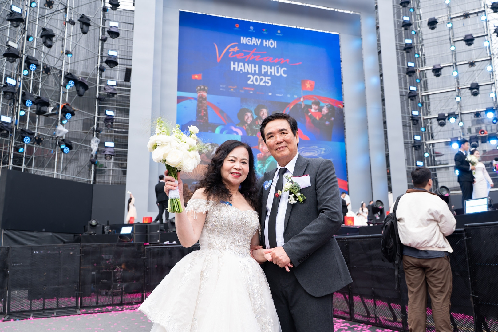 Những cô dâu U80, U70 lần đầu mặc váy cưới, nắm tay chồng trong sự kiện đặc biệt