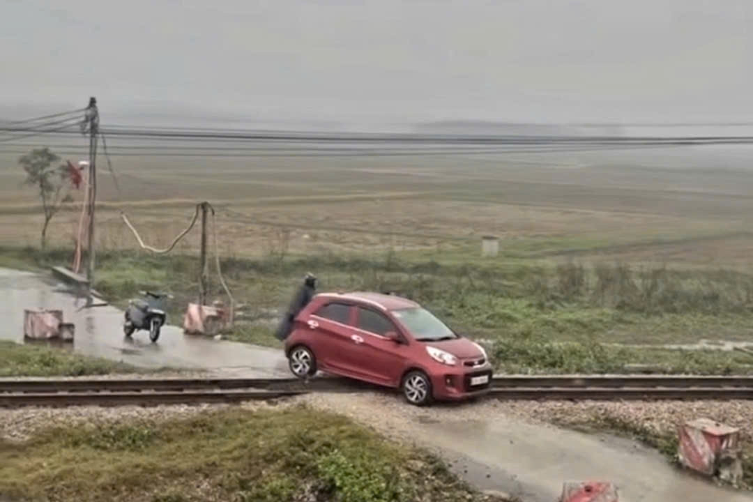 Phút 'thót tim' khi đoàn tàu lao đến gặp ô tô chết máy trên đường ray