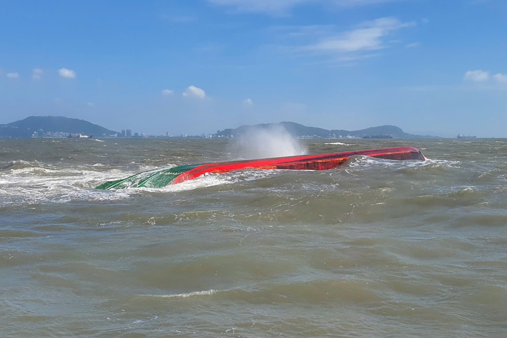 Sà lan chở 3 người bất ngờ chết máy, lật úp ở biển Vũng Tàu