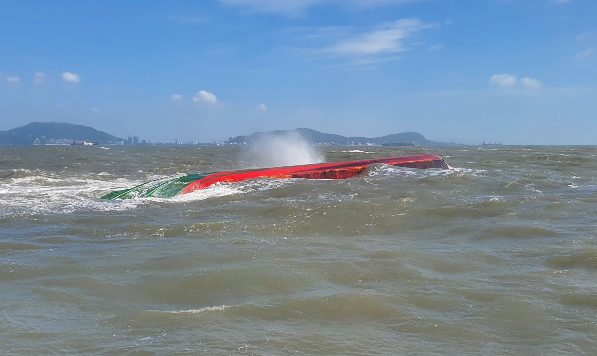 Sà lan chở hơn 900 khối cát cùng 3 người bị lật úp, chìm ở Vũng Tàu.jpg