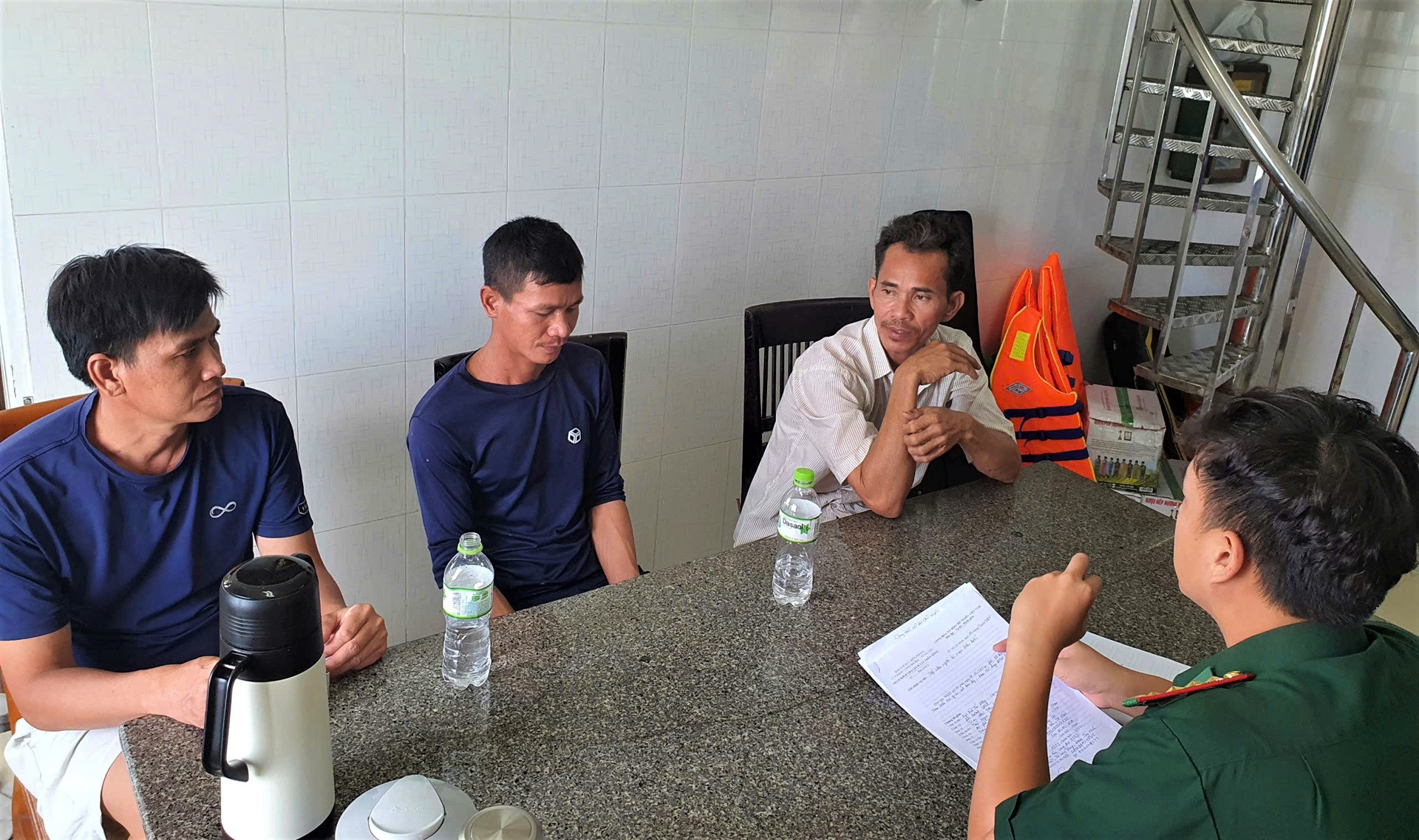 Sà lan chở hơn 900 khối cát cùng 3 người bị lật úp, chìm ở Vũng Tàu ..jpg