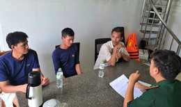 Sà lan chở hơn 900 khối cát cùng 3 người bị lật úp, chìm ở Vũng Tàu ..jpg