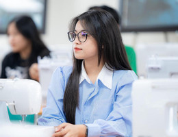 sinh viên trường đh công nghệ tphcm.jpg