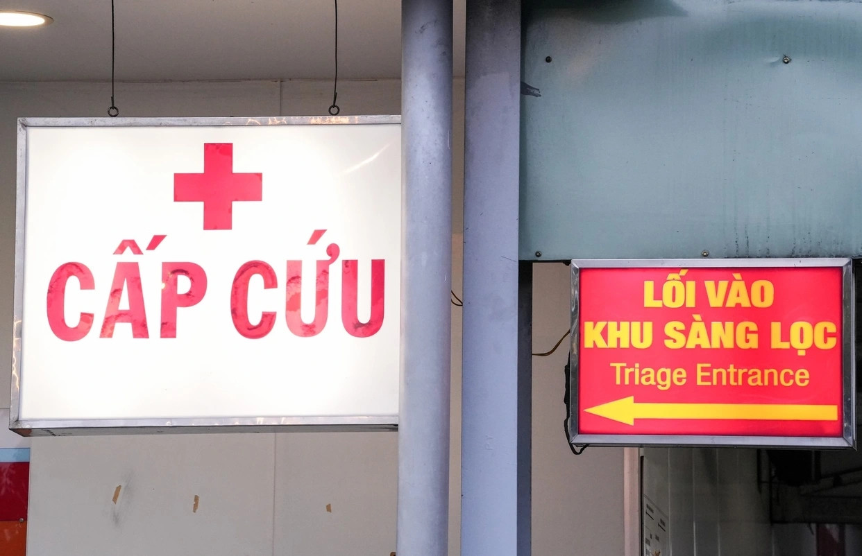 Tai nạn hy hữu khiến bé trai bị mảnh vỡ bồn cầu đâm sâu vào lưng