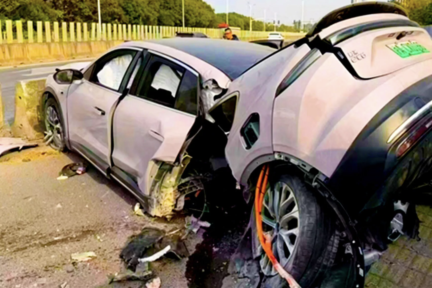 Xe điện Trung Quốc bị “xé toạc” trong vụ tai nạn kỳ lạ, pin không bốc cháy