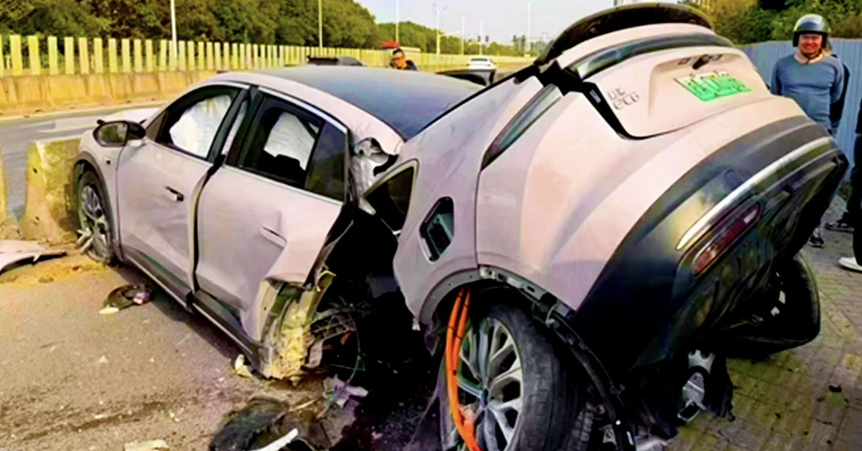 Xe điện Trung Quốc bị “xé toạc” trong vụ tai nạn kỳ lạ, pin không bốc cháy