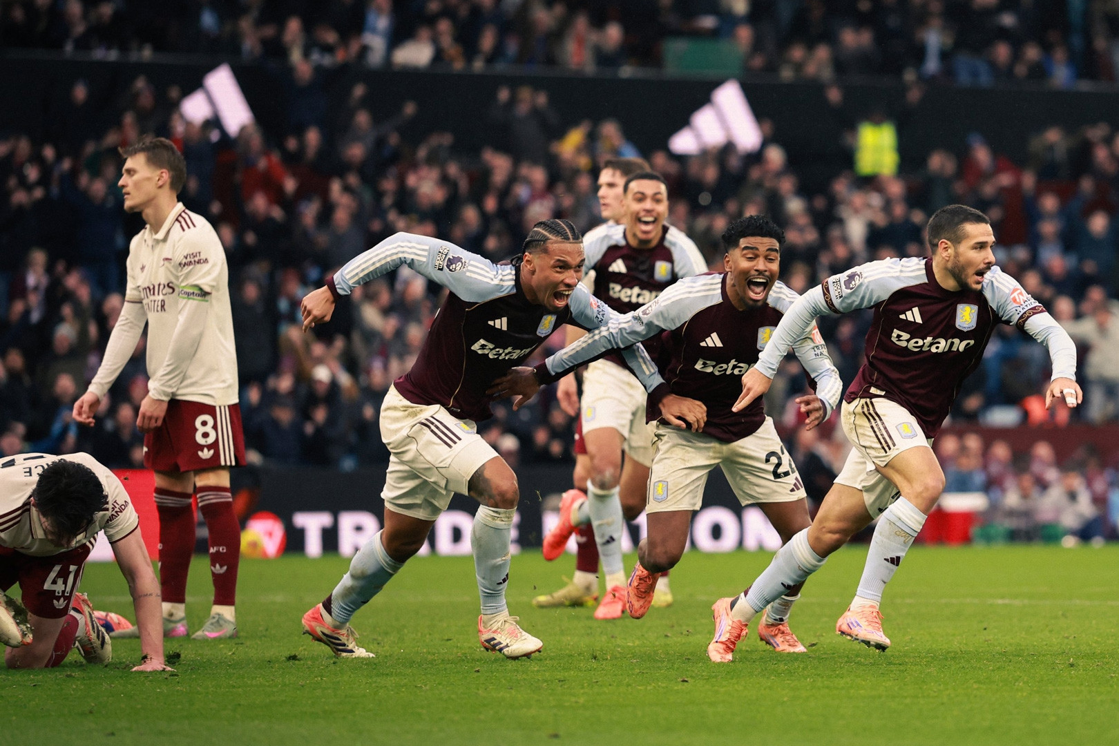 Arsenal sảy chân tai hại: Ngoại hạng Anh cảm ơn Unai Emery