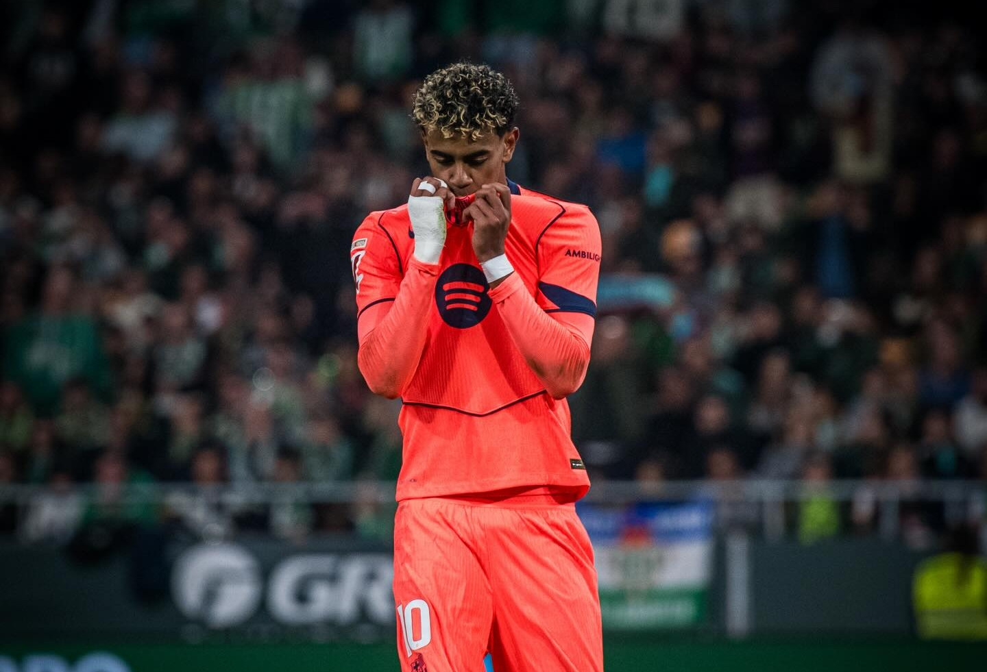 Bị Antony 'chọc gận', Barcelona vùng lên đè bẹp Betis