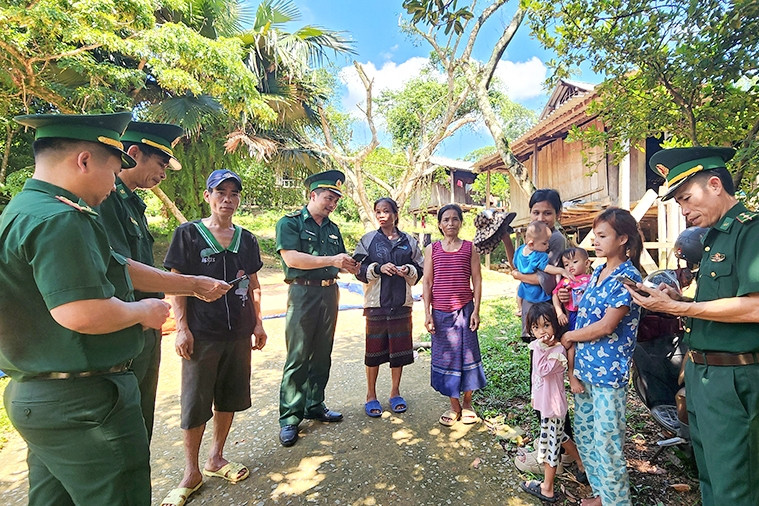 Bộ đội số hóa tuyên truyền, đưa pháp luật đến tận thôn bản biên giới