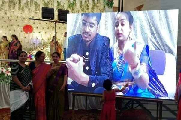 Chuyến bay bị hủy đột ngột, cặp đôi phải tổ chức đám cưới qua màn hình