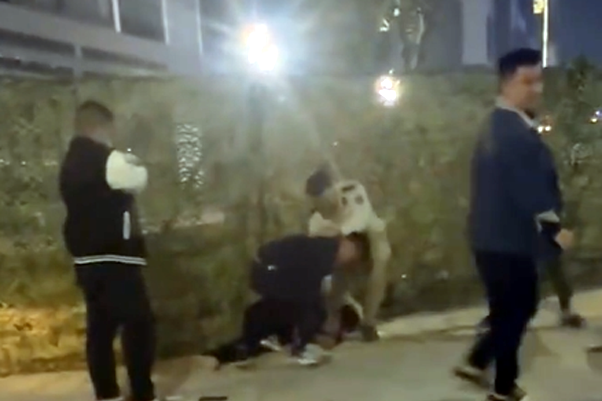 Cư dân chung cư cao cấp truy đuổi, bắt giữ kẻ trộm liều lĩnh