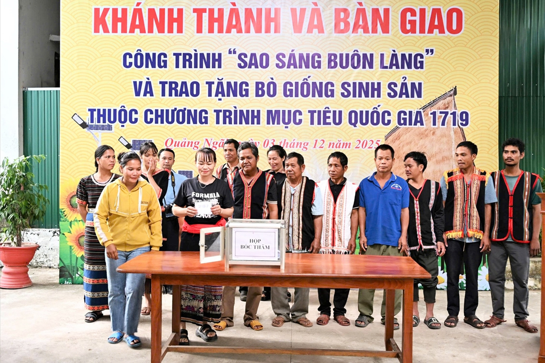 Đoàn Kinh tế - Quốc phòng 78 trao bò giống cho đồng bào DTTS xã biên giới Mô Rai