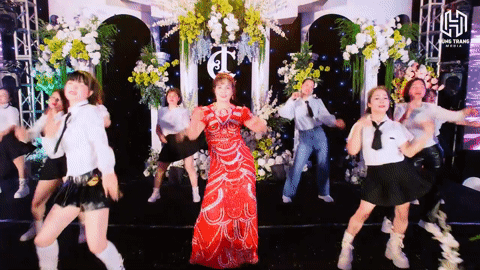 Mẹ cô dâu nhảy Zumba sôi động trong lễ cưới vì câu nói của con gái