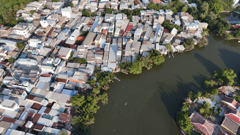 Người dân 'thấp thỏm' sống cạnh 2 con rạch ô nhiễm, sạt lở ở TPHCM