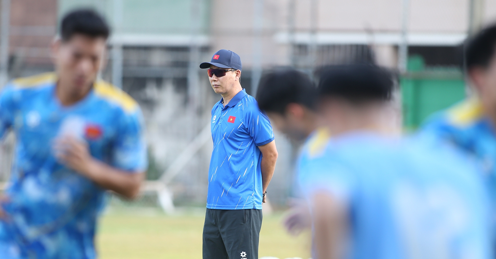 HLV Kim Sang Sik lộ vẻ căng thẳng trước trận U22 Việt Nam vs Malaysia