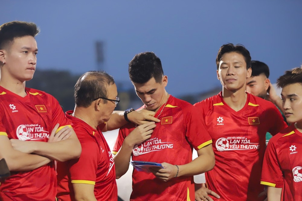 HLV Park Hang Seo tái ngộ trò cũ ở trận cầu 'Lan tỏa yêu thương 2025'