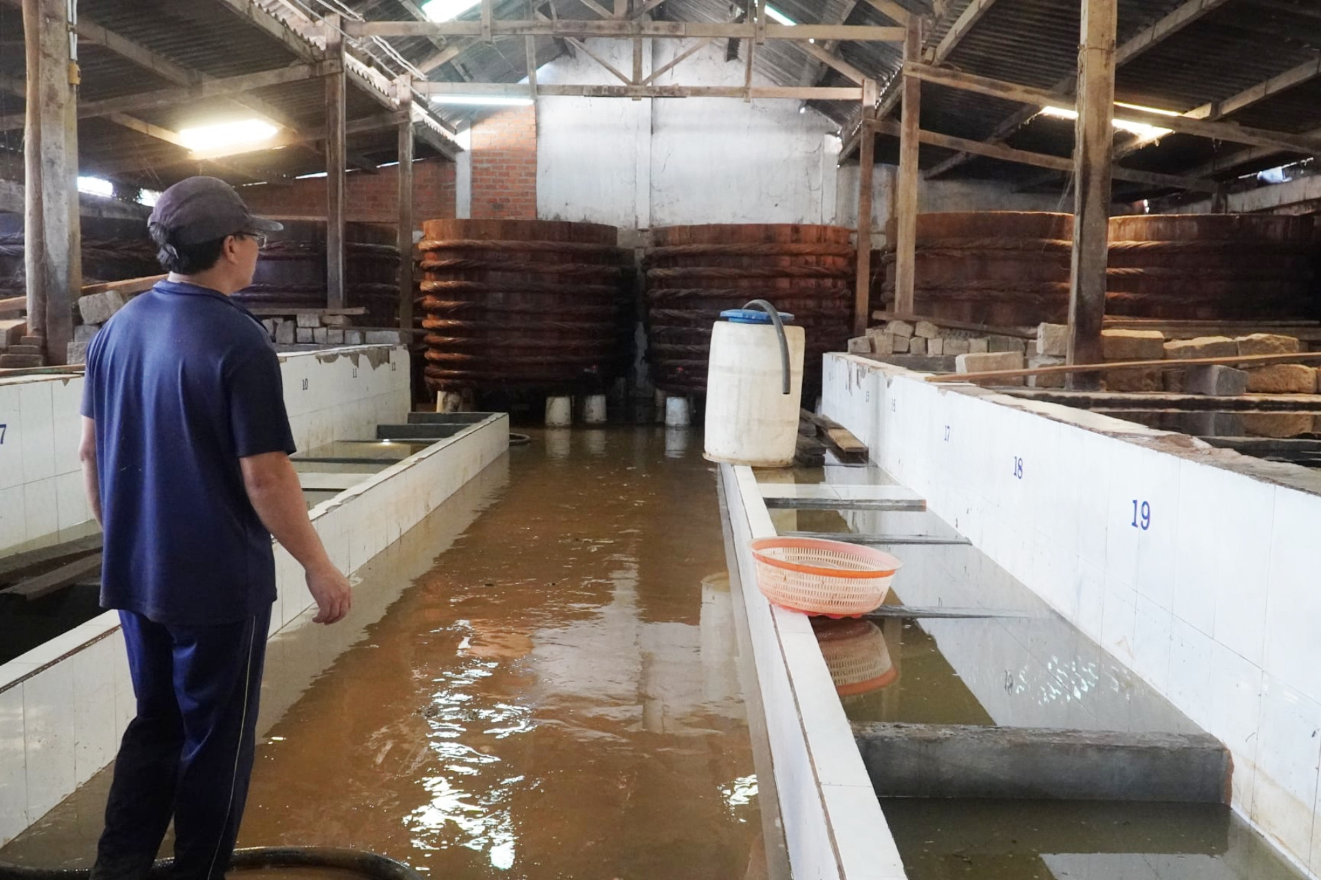 Làng nước mắm ở Lâm Đồng tan hoang sau lũ, thiệt hại hàng tỷ đồng