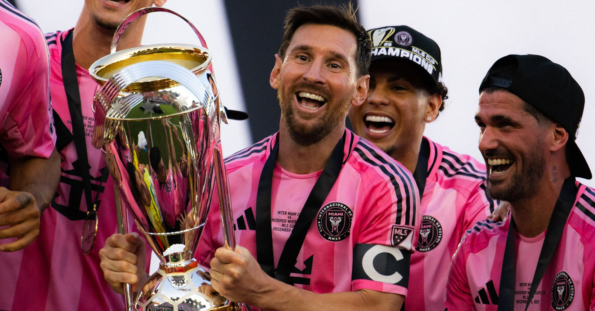 Messi viết sử Inter Miami và bóng đá Mỹ: Vì anh...