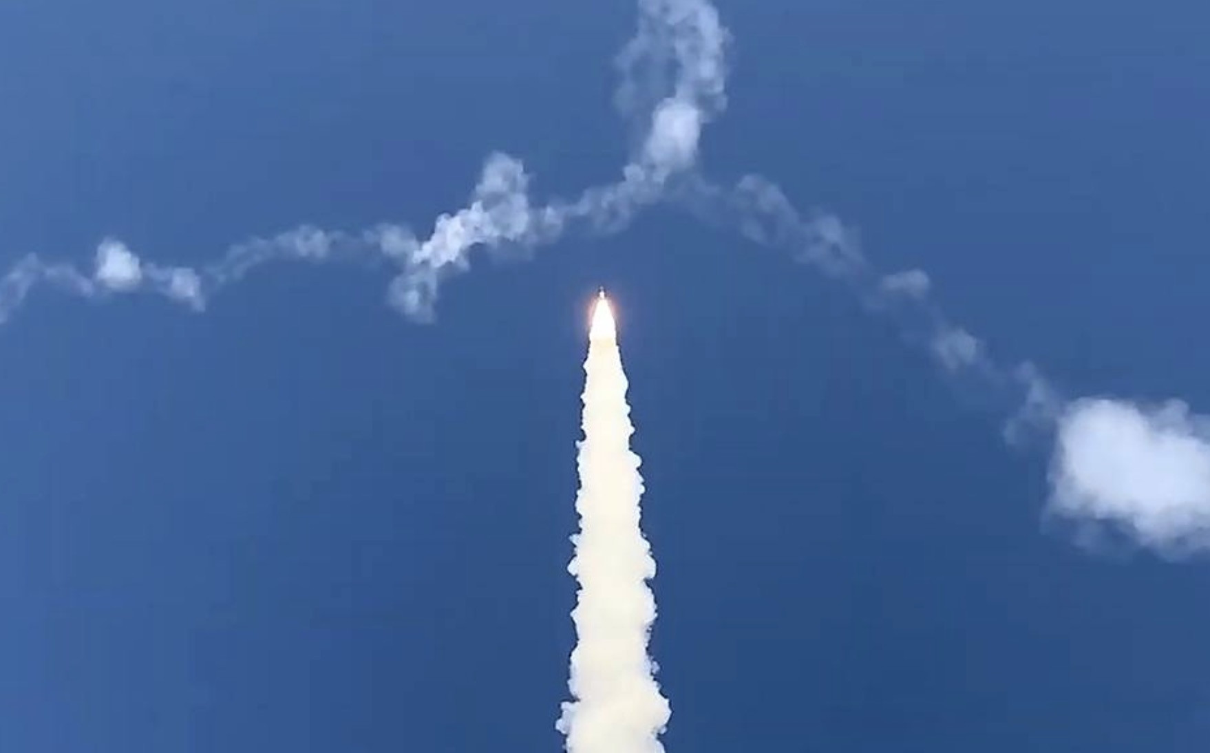 Nga phóng tên lửa. Ảnh: TASS