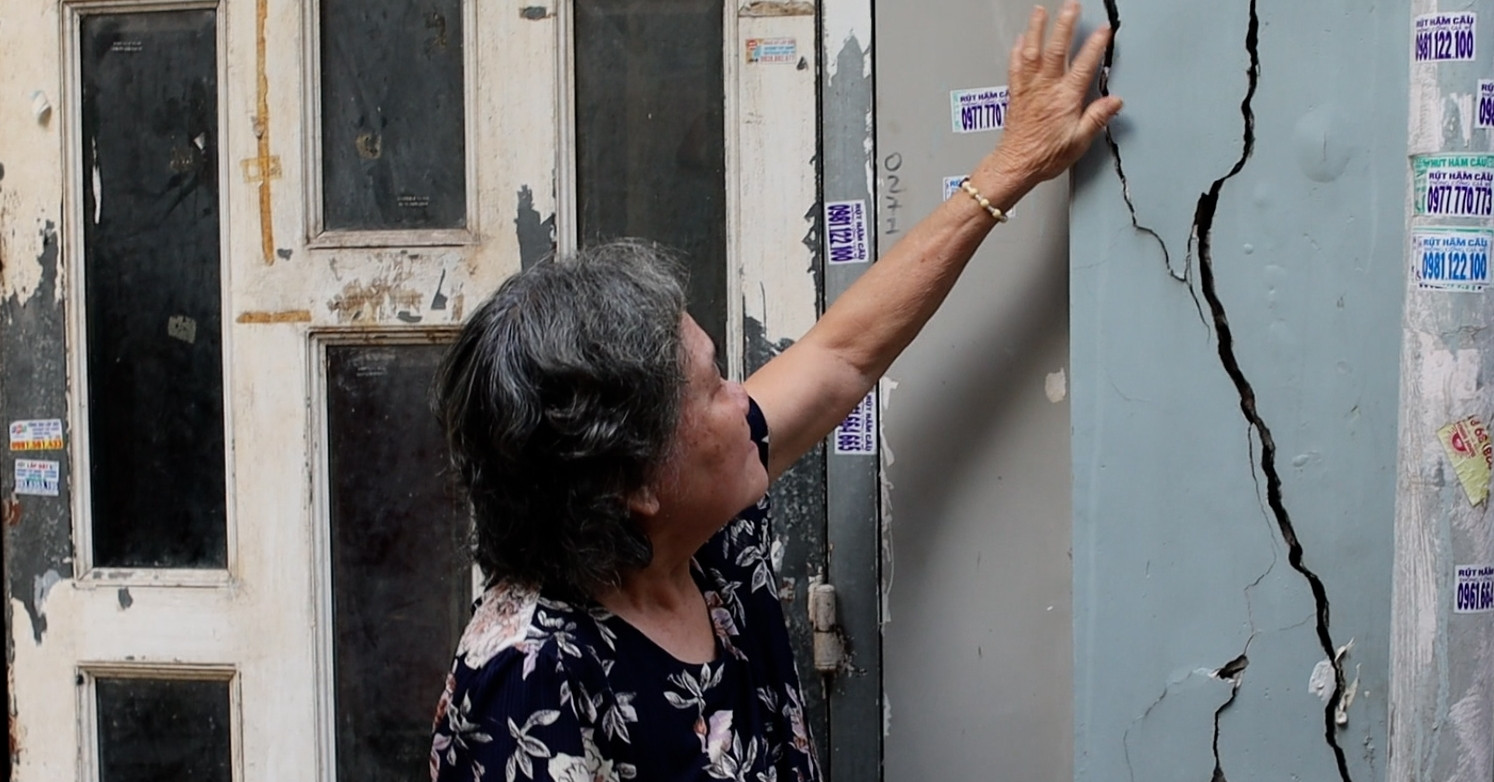 Người dân 'thấp thỏm' sống cạnh 2 con rạch ô nhiễm, sạt lở ở TPHCM