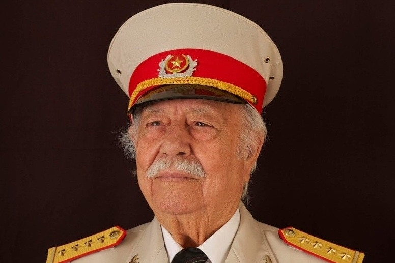 Người nước ngoài duy nhất được Việt Nam phong anh hùng là ai?