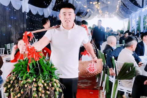 Nhà trai ở Phú Thọ hăm hở gánh lễ sang hàng xóm hỏi cưới gây sốt mạng