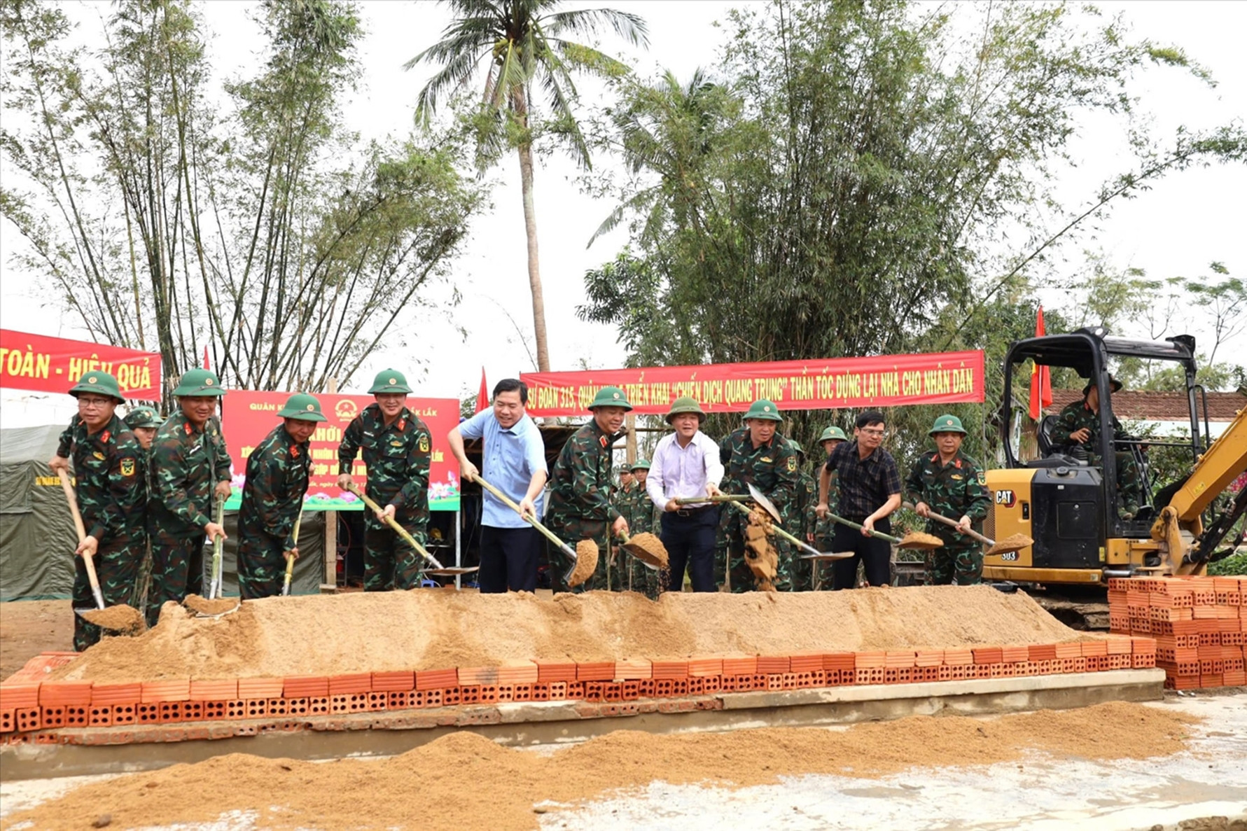 Quân khu 5 ra quân xây sửa nhà cho người dân vùng lũ