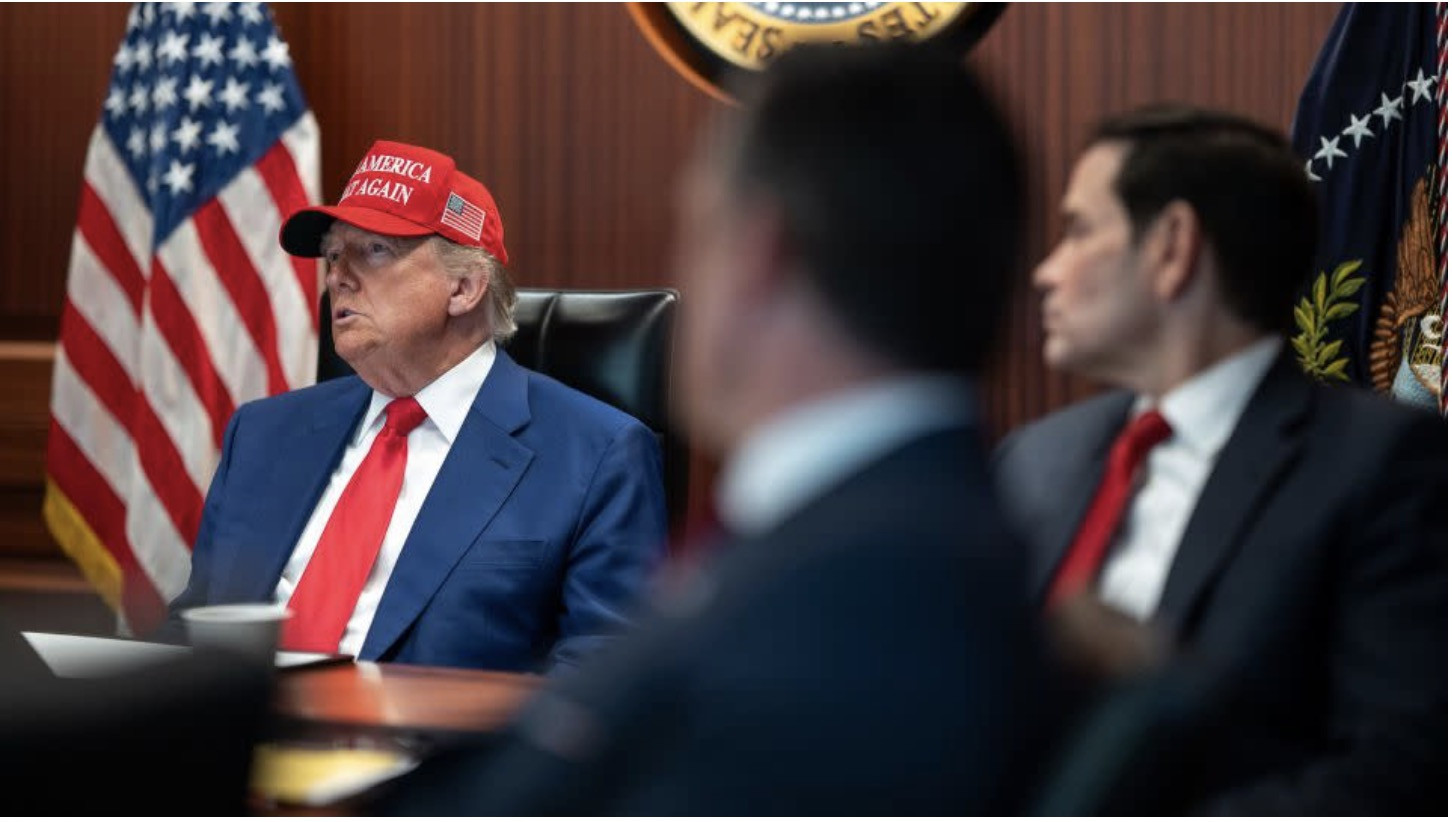 Tổng thống Donald Trump, Ngoại trưởng Marco Rubio và Bộ trưởng Quốc phòng Pete Hegseth giám sát các cuộc tấn công vào các cơ sở hạt nhân của Iran từ Phòng Tình hình của Nhà Trắng, ngày 21 tháng 6 năm 2025 - Nhà Trắng