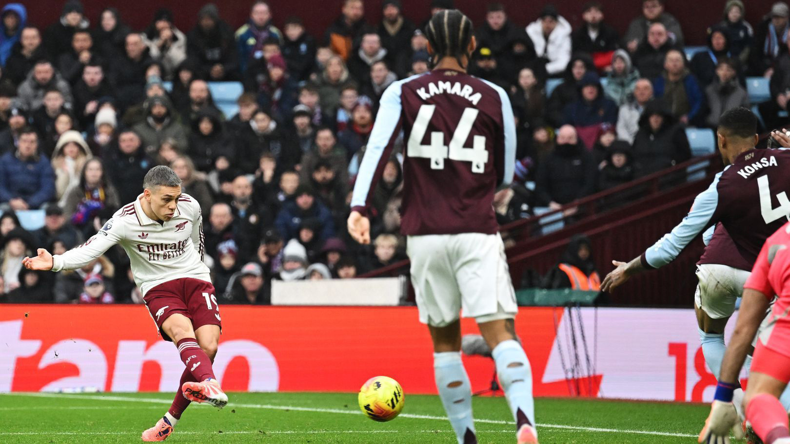 Trossard Aston Villa Arsenal.jpg