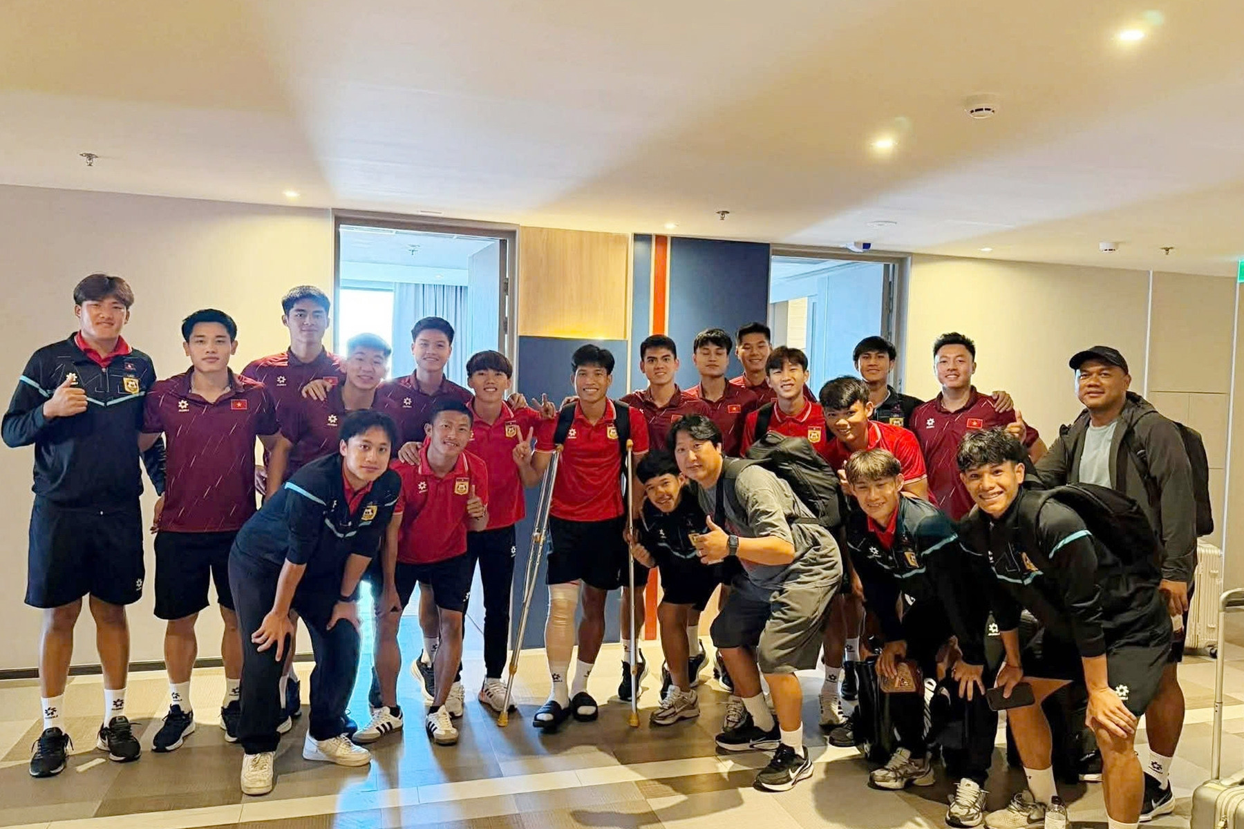 U22 Việt Nam có hành động cực đẹp với cầu thủ Lào bị gãy chân