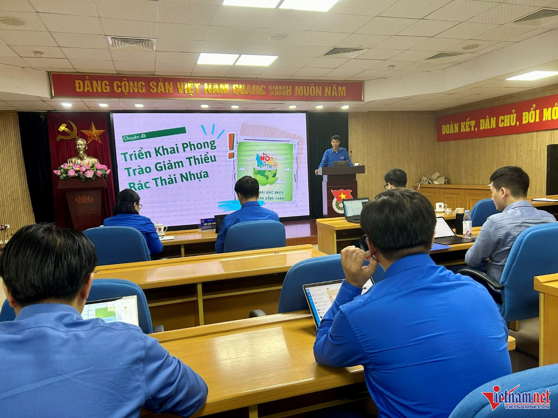 W-1. Chính luận thanh niên xung kích.jpg