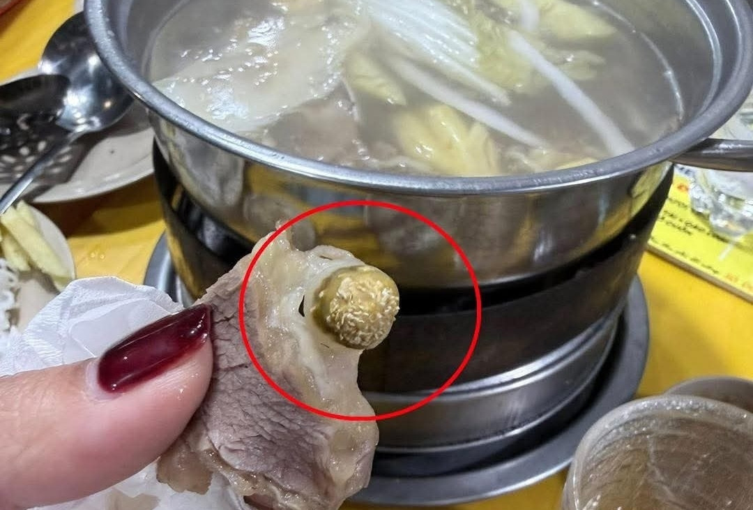 Bị khách tố miếng thịt có dòi, quán bò nhúng giấm ở Hà Nội tạm dừng hoạt động