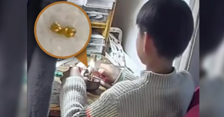 Cậu bé 8 tuổi cắt vụn dây chuyền vàng của mẹ để tặng các bạn trong lớp