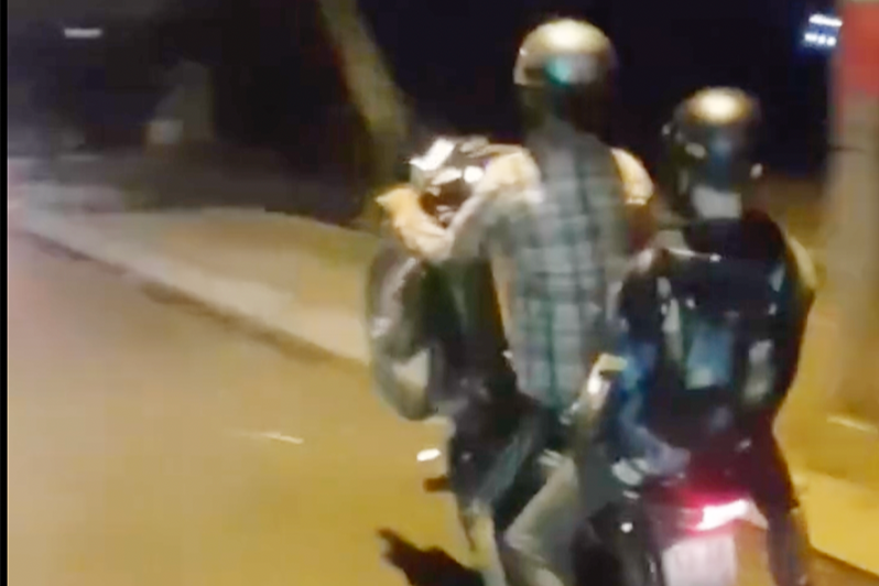 CSGT TPHCM xử lý nhóm thanh niên biểu diễn xe đạp một bánh, 'bốc đầu' xe máy