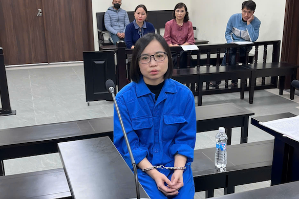 Cựu nhân viên ngân hàng rút tiền của hàng loạt khách để tiêu xài