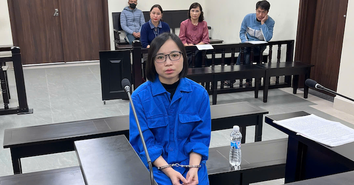 Cựu nhân viên ngân hàng rút tiền của hàng loạt khách để tiêu xài